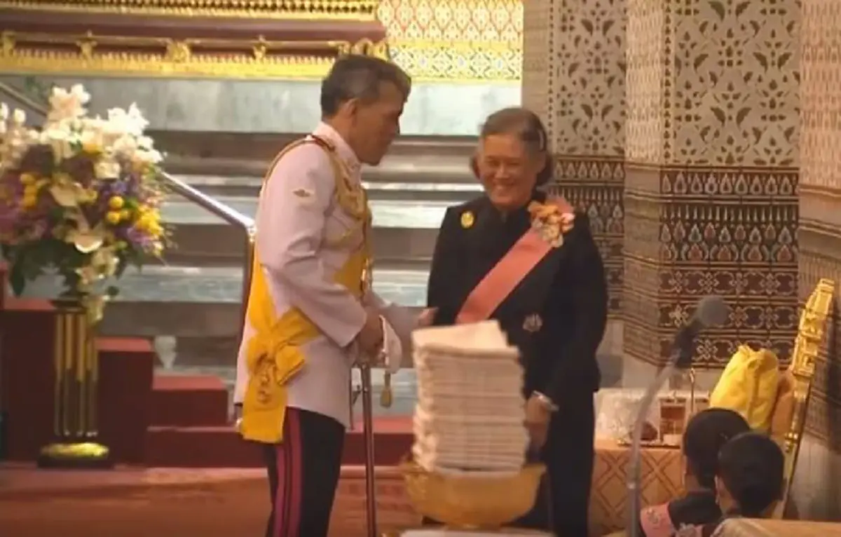 ภาพแห่งความงดงาม..."สมเด็จพระเจ้าอยู่หัวมหาวชิราลงกรณฯ" ทรงมีพระราชปฏิสันถารกับ สมเด็จพระเทพฯ และพระเจ้าหลานเธอ ๒ พระองค์ ทรงกราบถวายบังคมลา