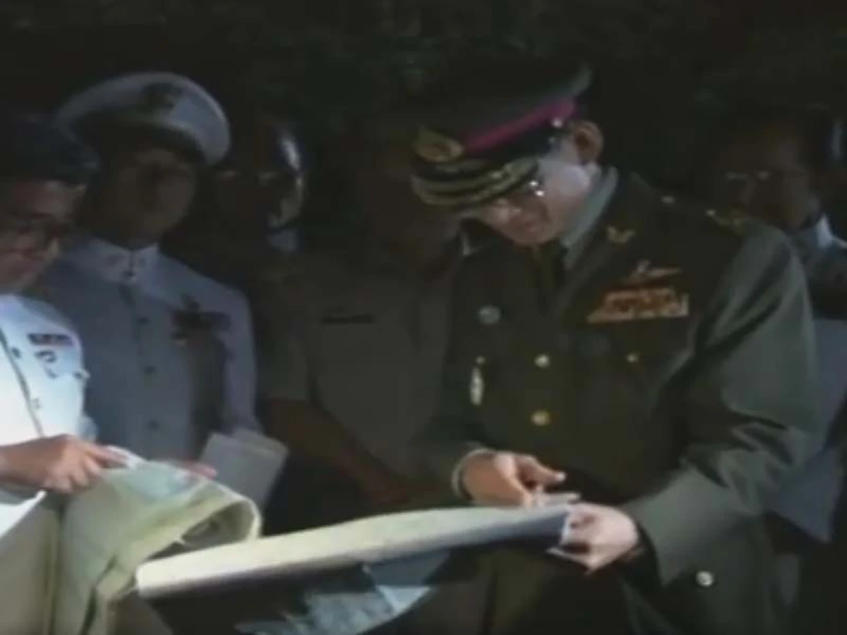 พระราชจริยวัตร ที่ไม่ถือพระองค์ของ "พ่อหลวง" คลิปขณะที่ในหลวงทรงงานท่ามกลางแสงเทียน เอื้อมพระหัตถ์รับดอกไม้จากเหล่าพสกนิกรที่มารอรับเสด็จ