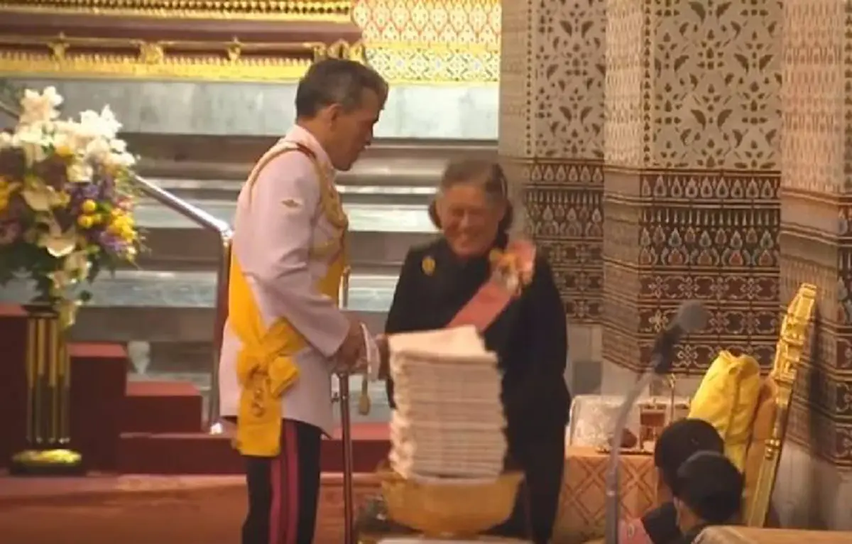 ภาพแห่งความงดงาม..."สมเด็จพระเจ้าอยู่หัวมหาวชิราลงกรณฯ" ทรงมีพระราชปฏิสันถารกับ สมเด็จพระเทพฯ และพระเจ้าหลานเธอ ๒ พระองค์ ทรงกราบถวายบังคมลา