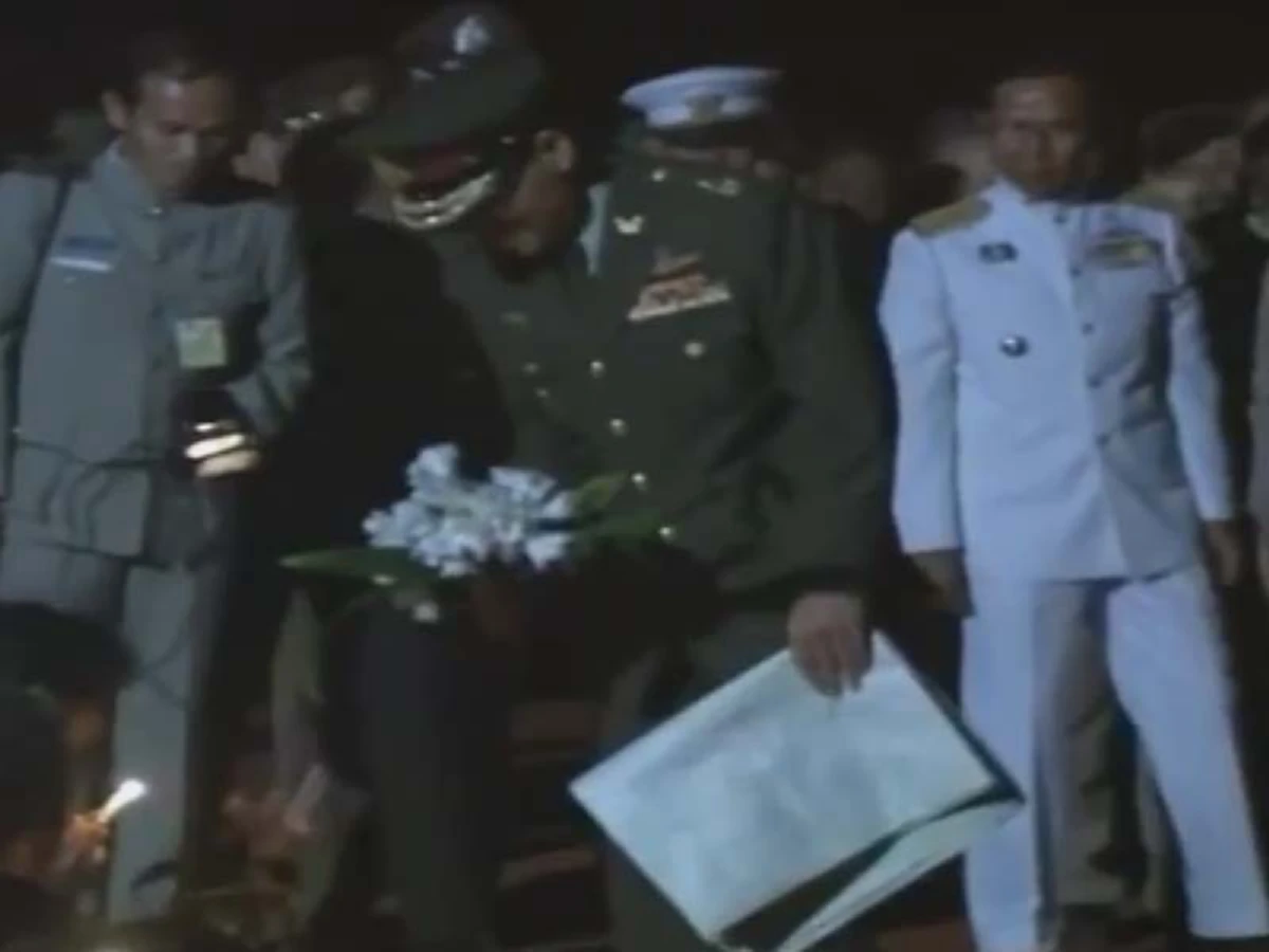 พระราชจริยวัตร ที่ไม่ถือพระองค์ของ "พ่อหลวง" คลิปขณะที่ในหลวงทรงงานท่ามกลางแสงเทียน เอื้อมพระหัตถ์รับดอกไม้จากเหล่าพสกนิกรที่มารอรับเสด็จ