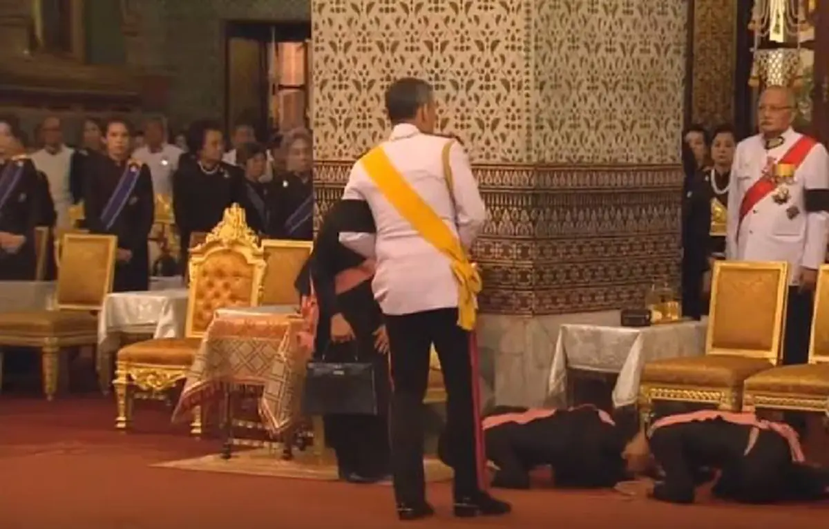 ภาพแห่งความงดงาม..."สมเด็จพระเจ้าอยู่หัวมหาวชิราลงกรณฯ" ทรงมีพระราชปฏิสันถารกับ สมเด็จพระเทพฯ และพระเจ้าหลานเธอ ๒ พระองค์ ทรงกราบถวายบังคมลา