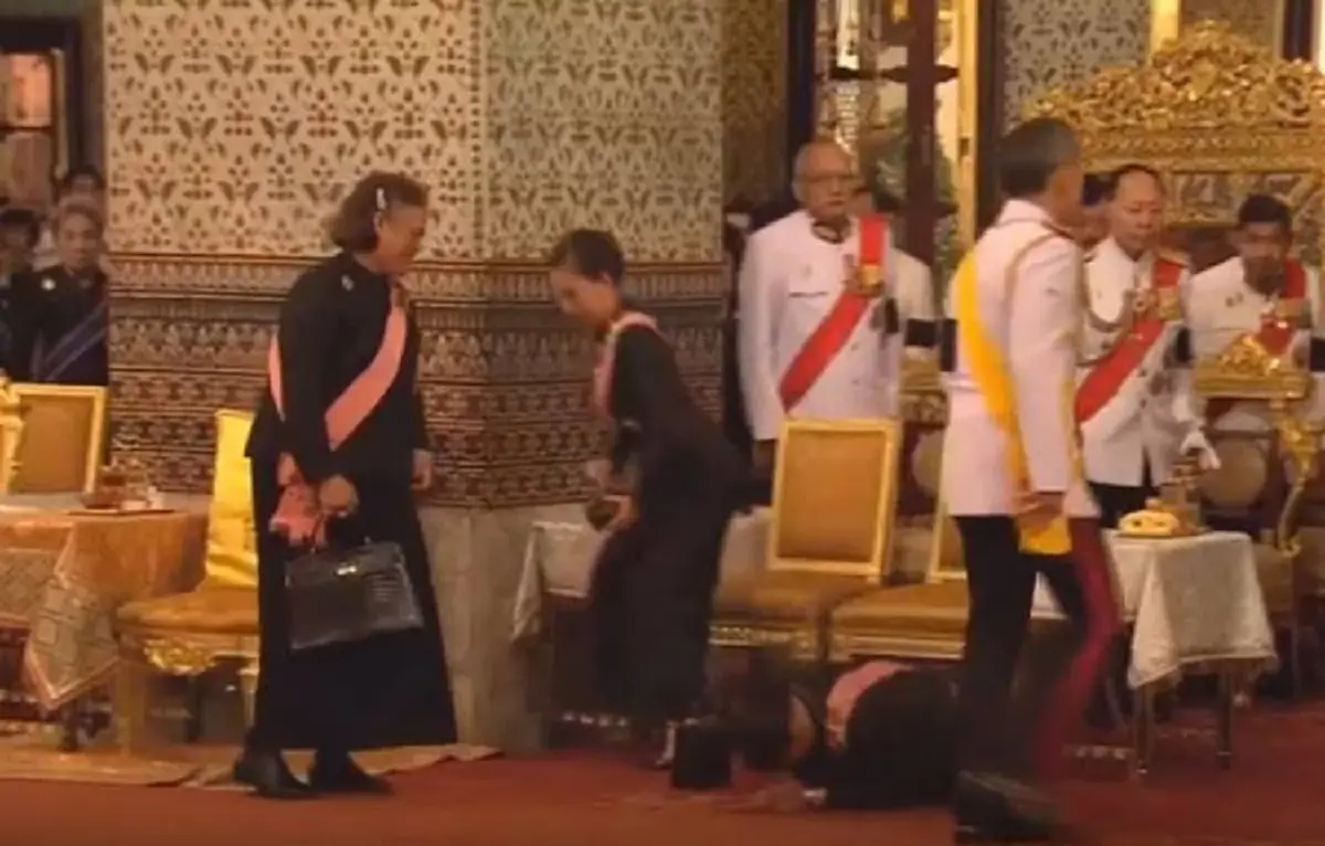 ภาพแห่งความงดงาม..."สมเด็จพระเจ้าอยู่หัวมหาวชิราลงกรณฯ" ทรงมีพระราชปฏิสันถารกับ สมเด็จพระเทพฯ และพระเจ้าหลานเธอ ๒ พระองค์ ทรงกราบถวายบังคมลา
