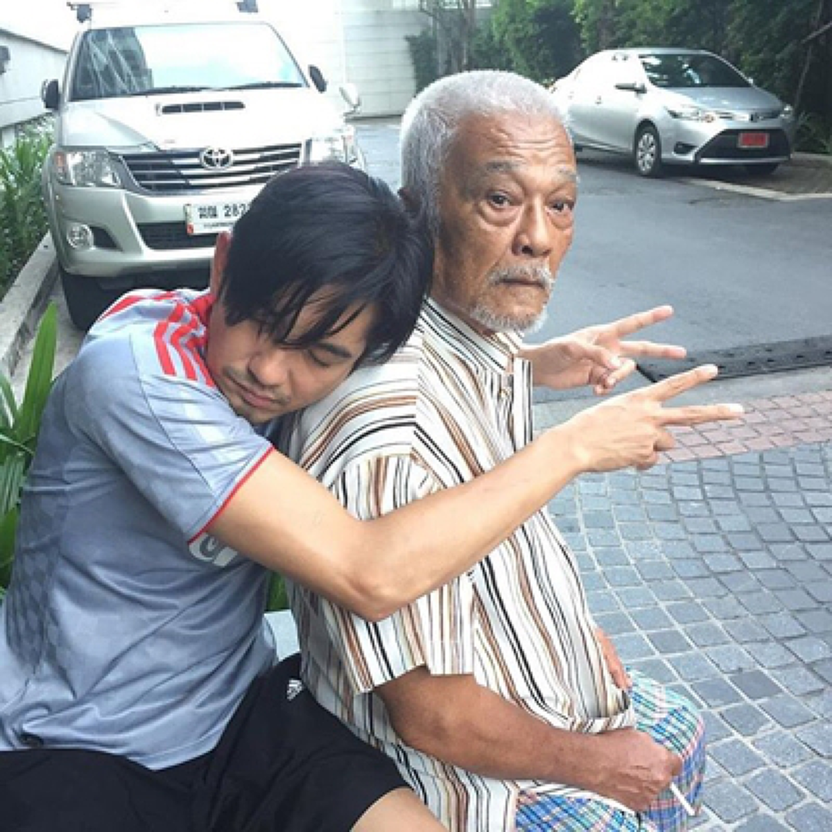 กำลังใจที่ยิ่งใหญ่ที่สุด...หาม"ชุมพร เทพพิทักษ์"เข้าโรงพยาบาล..."หนุ่ม ศรราม"โพสต์ขอบารมีในหลวง ร.9 ช่วยคุ้มครองพ่อ...(รายละเอียด)