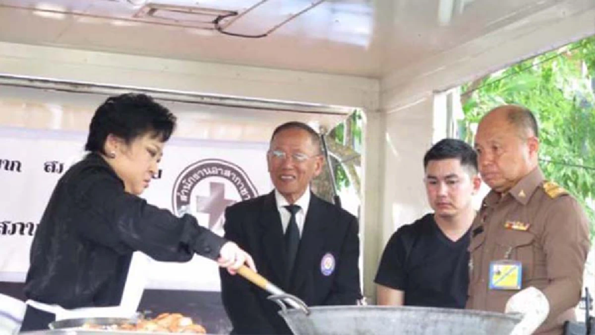 ทรงมีน้ำพระทัยงดงาม "พระองค์โสม" ทรงทอดไก่ประทานแก่พสกนิกรที่สนามหลวง (ชมภาพ)