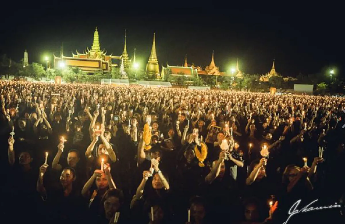 ประวัติศาสตร์โลกจารึก!!!  ช่างภาพ "จักร์กวินทร์ ภู่สวาสดิ์"  ถ่ายทอดความรู้สึกทวยราษฎร์ร่วมใจ 22 ต.ค. 2559 ถวายอาลัย "องค์พ่อหลวงแผ่นดินไทย"