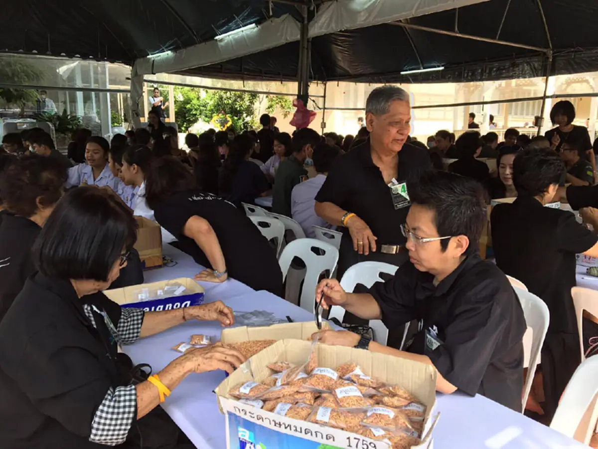 คนไทยน้ำใจล้นหลาม!!! จิตอาสาน้ำใจงาม..ร่วม บรรจุข้าวเปลือก พอเพียง ที่ทำเนียบรัฐบาล พร้อมแจกประชาชนเป็นที่ระลึก (ชมภาพ)