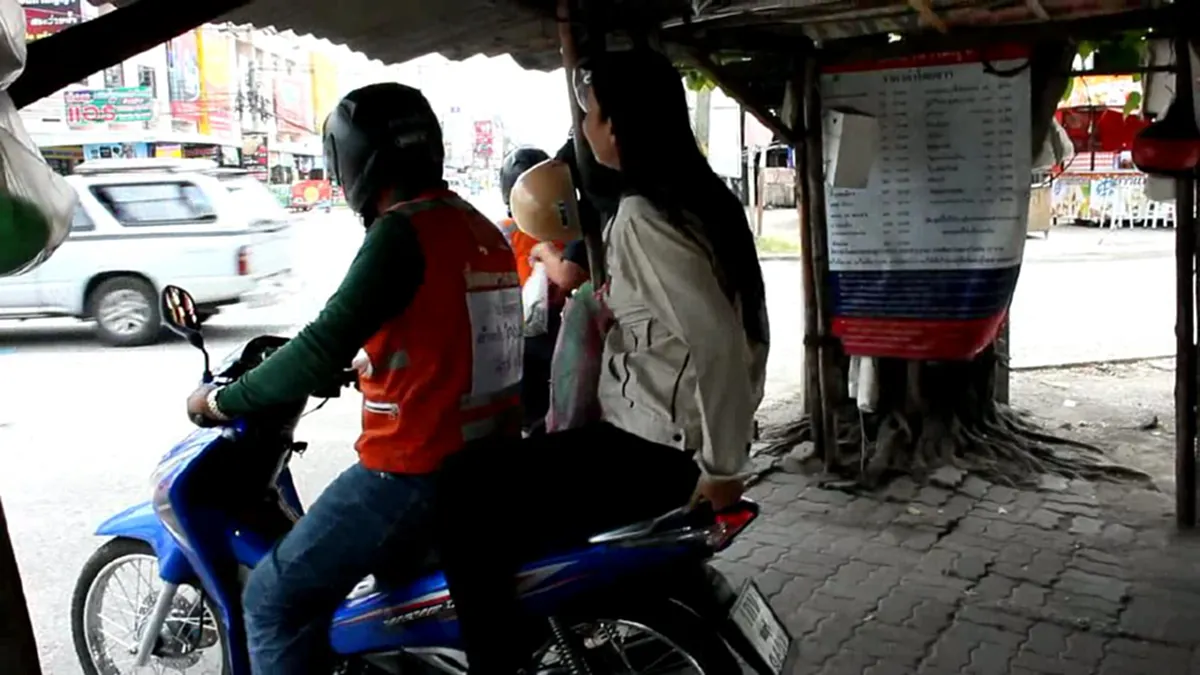 เปิดหน้าชัดๆ!! หนุ่มวินจยย.ธรรมดาๆ แต่พอเขาหันหลังให้ ทำชาวเน็ตใจละลาย แห่แชร์มือระวิง