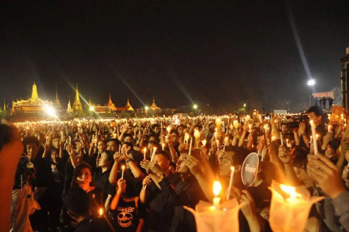บันทึกไว้ในประวัติศาสตร์ไทย!! คลื่นพสกนิกรนับแสน ร่วมจุดเทียน-ร้องเพลงสรรเสริญพระบารมี กระหึ่มทั่วทั้งท้องสนามหลวง