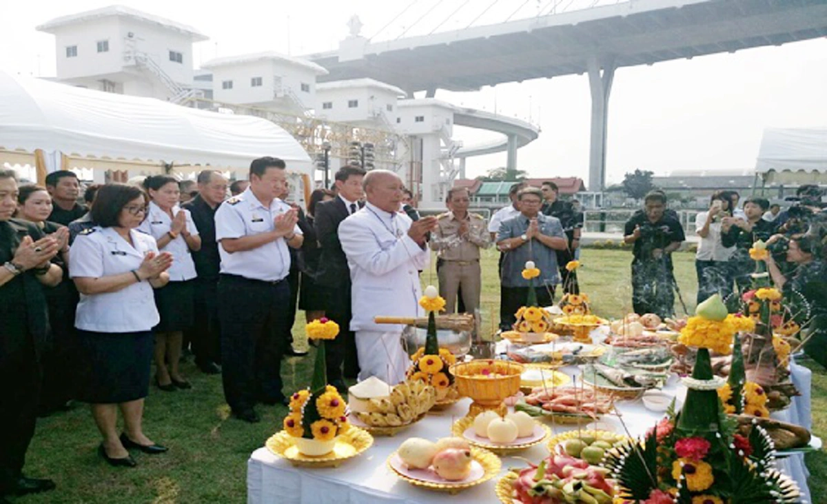 ทรงคุณค่ายิ่ง !!! ททท.ทำพิธีรวมดินมหามงคลทั่วประเทศพร้อมมอบดินของพ่อ 19,999 ชุด เป็นของที่ระลึกแก่ประชาชนในวันที่ 5 ธันวาคม !?!