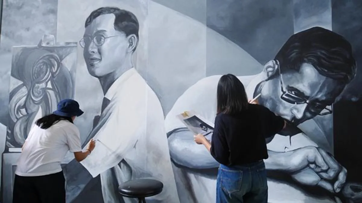 จิตรกรรมฝาผนัง!!! นักศึกษาลาดกระบัง วาดภาพพระบรมสาทิสลักษณ์ของพระบาทสมเด็จพระปรมินทรมหาภูมิพลอดุลยเดช ด้วยสีน้ำลงบนกำแพง