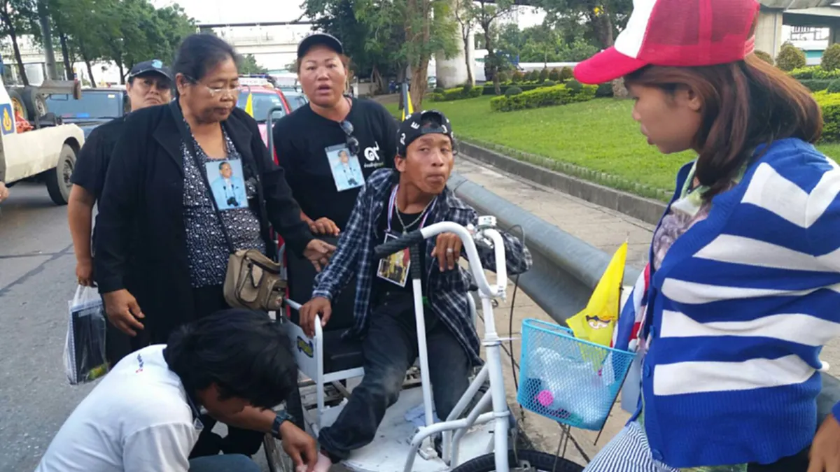 ลากคอ มันมากราบ!! "เก๋งเชฟโรเล็ต" ชนขบวนรถวิลแชร์คนพิการ มุ่งหน้ากราบพระบรมศพ แล้วเร่งเครื่องหนี!! (มีภาพ)