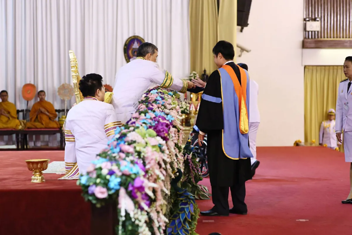 ที่สุดแห่งพระเมตตา.. "สมเด็จพระเจ้าอยู่หัว ร.๑๐" ทรงมีพระมหากรุณาธิคุณในการพระราชทานปริญญาบัตรแก่ "บัณฑิตพิเศษ"  