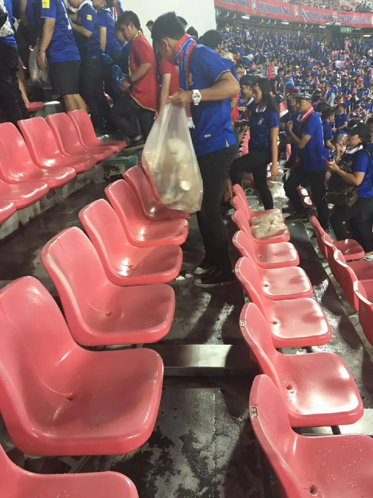 ทำดีไม่เป็นข่าว!!! ชาวเน็ตเปิดภาพอีกมุมแฟนบอลช้างศึกไทยสำนึกดี ร่วมช่วยกันเก็บขยะออกจากสนามราชมังคลาฯ ปรบมือรัวแล้วช่วยกันแชร์เลย
