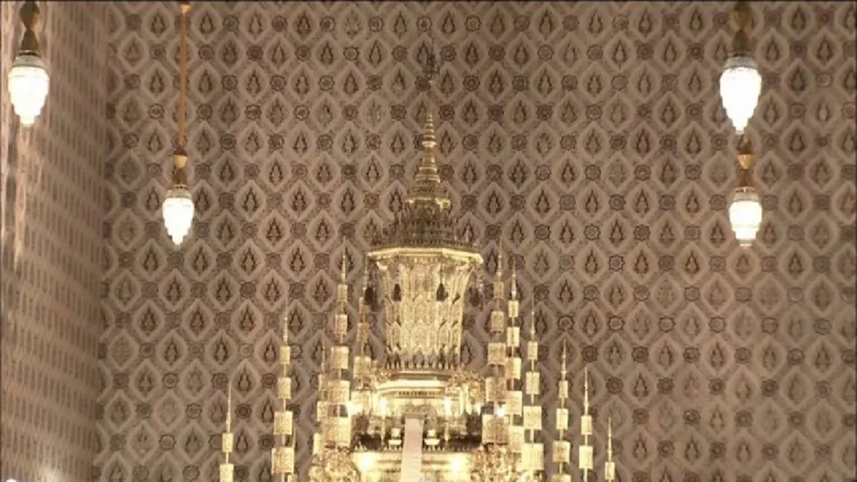 สมเด็จพระเจ้าอยู่หัวมหาวชิราลงกรณ บดินทรเทพยวรางกูร โปรดเกล้าให้ประชาชน เข้าสักการะพระบรมศพ ระหว่างราชพิธี (ภาพ)