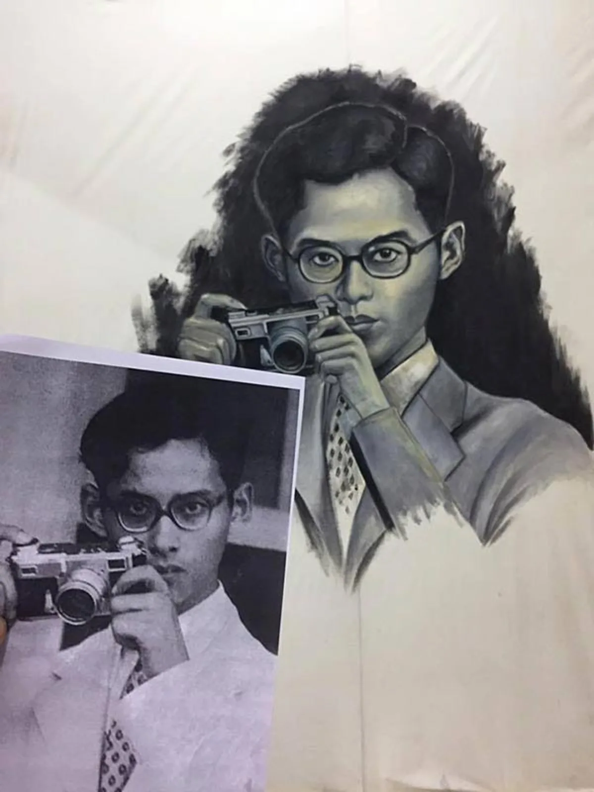 "ม.มหาสารคาม" วาดภาพลายเส้นพ่อหลวงในอริยาบททรงกล้อง พร้อมความหมายของภาพ