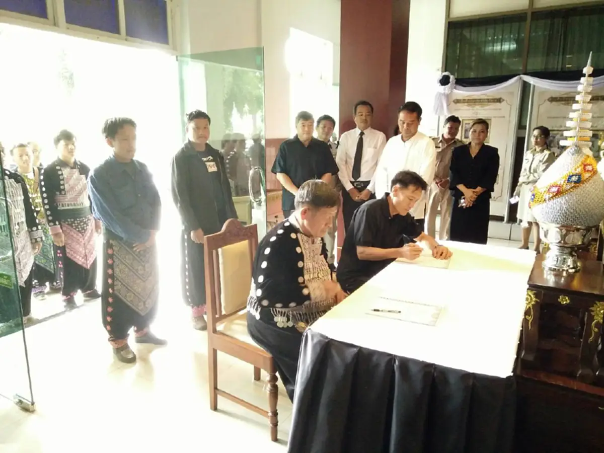 ด้วยสำนึกในพระมหากรุณาธิคุณ!!!หลายชนเผ่ามาร่วมลงนามแสดงความอาลัย พระบาทสมเด็จพระเจ้าอยู่หัวในพระบรมโกศ(มีคลิปข่าว)