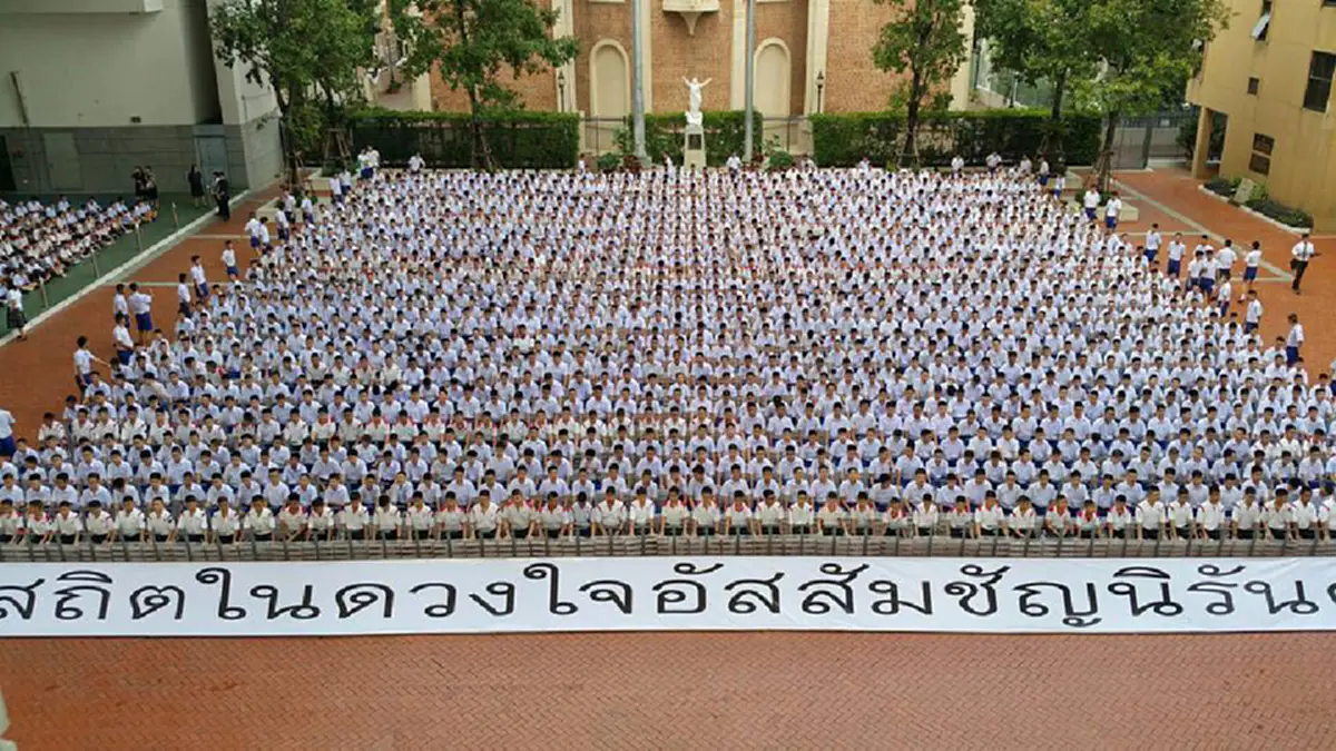 ร่วมใจเป็นหนึ่ง!!! นักเรียนโรงเรียนอัสสัมชัญ แปรอักษรพระบรมฉายาลักษณ์พ่อหลวง ร.๙