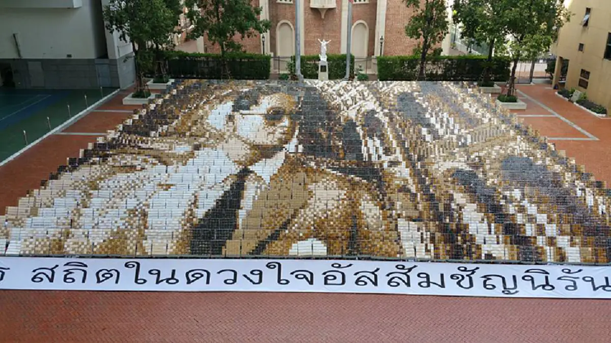 ร่วมใจเป็นหนึ่ง!!! นักเรียนโรงเรียนอัสสัมชัญ แปรอักษรพระบรมฉายาลักษณ์พ่อหลวง ร.๙