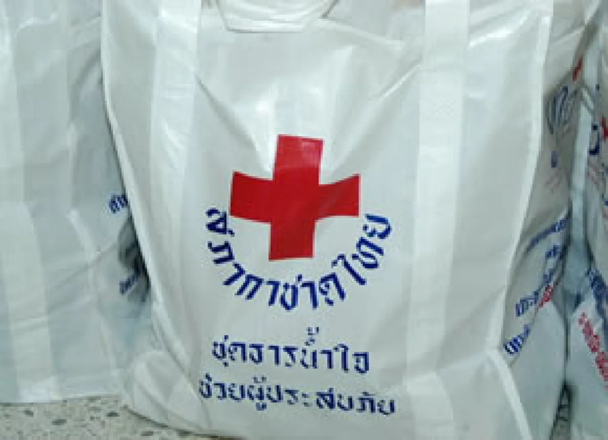 "สมเด็จพระนางเจ้าสิริกิติ์ พระบรมราชินีนาถ" ทรงพระราชทานชุดธารน้ำใจ แก่ผู้ประสบภัยน้ำท่วม