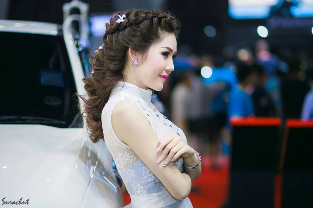 ฟรุ้งฟริ้งมุ้งมิ้ง !! ท่าโพสสไตล์ "พริตตี้" ที่สาวๆทั้งหลายลองได้ทำตามเเล้ว เชื่อเลยว่า "น่ารัก บ้องเเบ๊ว" ขึ้นมาเเบบไม่รู้ตัวเลย