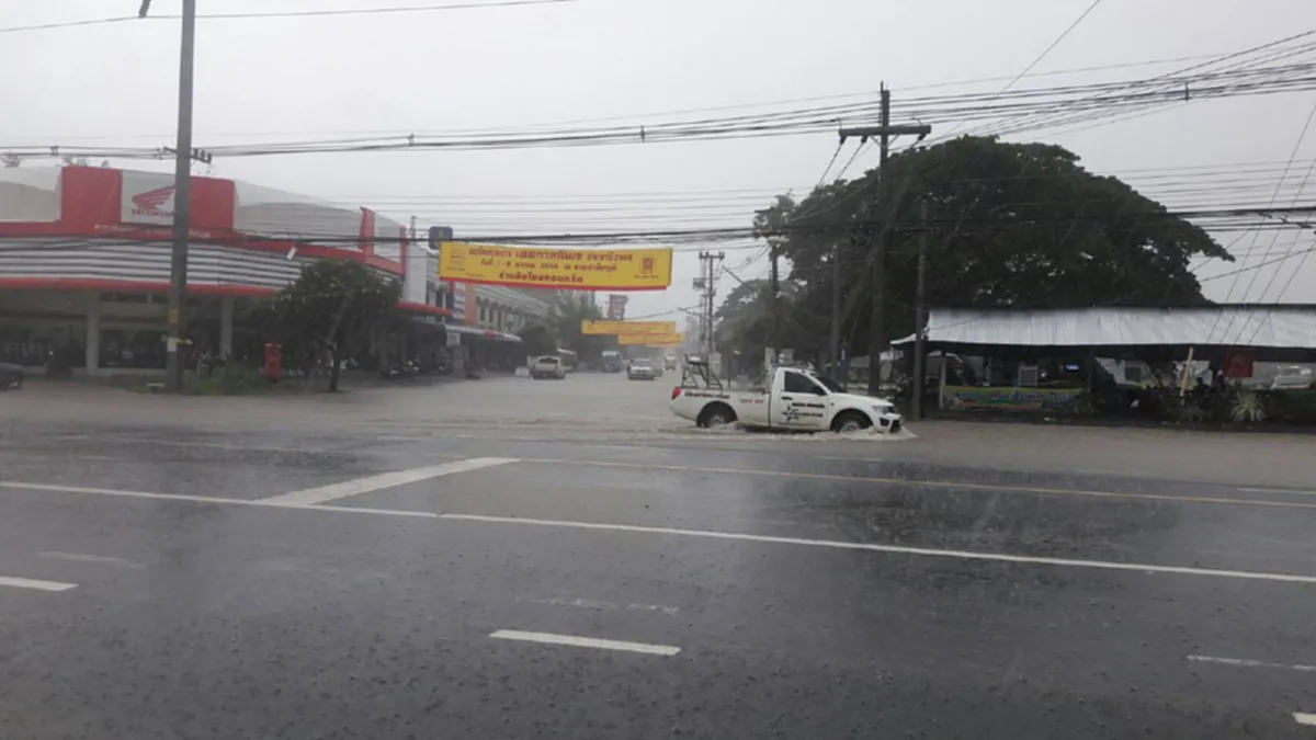 ฝนเทกระหน่ำ!! สุรินทร์วิกฤตหนัก ฝนตกต่อเนื่องติดกันหลายวัน  น้ำท่วมถนน รถยนต์จมน้ำเสียหายอื้อ