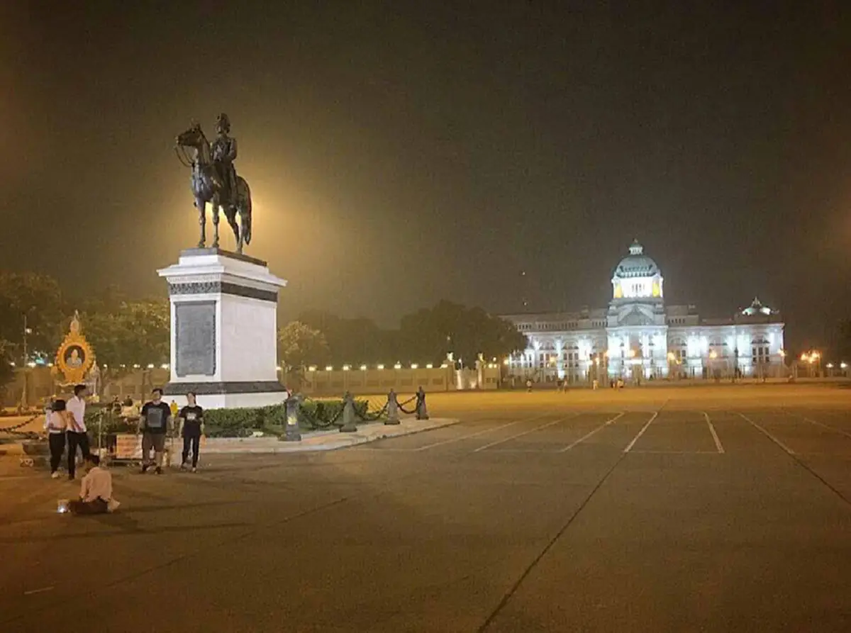 ปรากฏการณ์"หมอกธุมเกตุ"  เหนือพระบรมมหาราชวัง เมื่อค่ำวันที่๑๓ต.ค. ไม่น่าเชื่อว่าปรากฏการณ์นี้เคยเกิดขึ้นเมื่อครั้งร.5สวรรคต