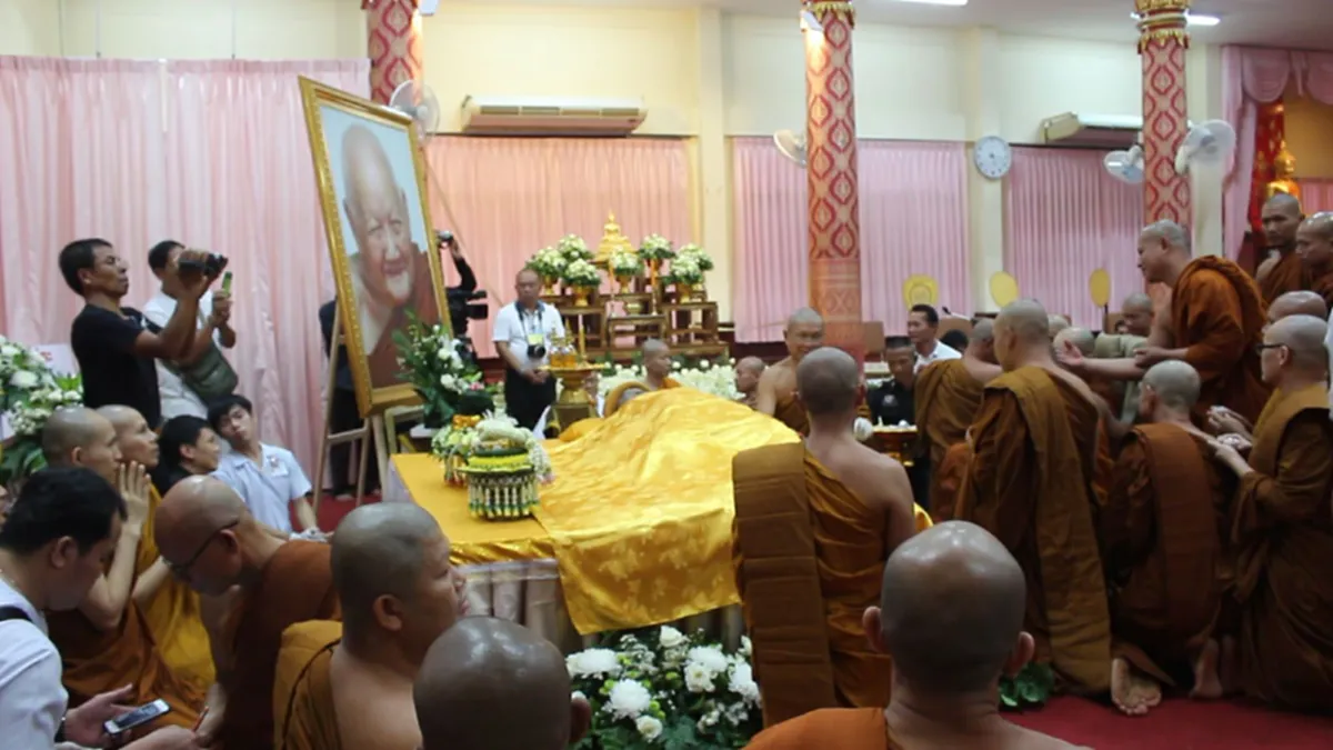 ด้วยแรงศรัทธา!! ศิษยานุศิษย์-ประชาชนแห่ต่อแถวยาวกว่า 100 เมตร สรงน้ำสรีระสังขาร "หลวงปู่จันทร์ศรี" พระ 5 แผ่นดิน