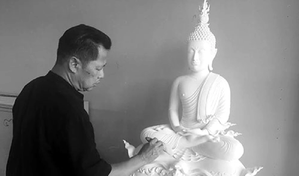 ศรัทธาไม่แปรเปลี่ยน!!อ.เฉลิมชัยเดินหน้าจัดสร้างพระพุทธรูปสีขาวนำถวายองค์พ่อหลวงตามเจตนาเดิมหลังทุ่มเทรังสรรค์ศิลปะมานานกว่า2ปีจนใกล้เสร็จ