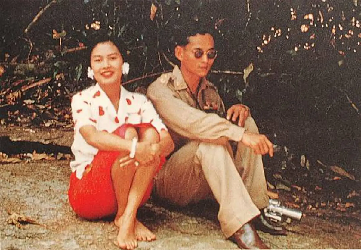 2 พระองค์ ทรงเป็นแบบอย่างการเริ่มต้นสร้างครอบครัว แม้งาน ราชาภิเษกสมรสพระราชพิธีที่เรียบง่ายแทบจะเรียกได้ว่า สิ้นเปลืองน้อยที่สุดในโลก
