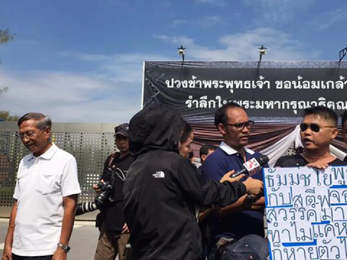 ด่วน!!! เกิดเหตุชุลมุน เมื่อชายวัยกลางคน โผล่หน้าประตู 7 วัดพระธรรมกาย ถือป้ายไล่ พระธัมมชโย มอบตัว ตำรวจจะได้กลับบ้านไปฉลองปีใหม่กับลูกเมีย