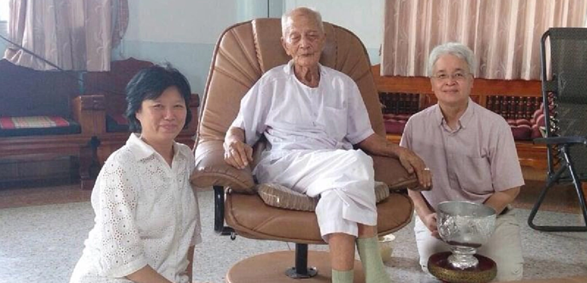 "ในหลวง ร.๙ ได้เคยเตือนคนไทยถึงภัยในปี2560 และวิธีพ้นภัยได้ด้วยศีลธรรม ความดี" จากคำบอกของปู่อินทร์ตาทิพย์ ผู้ได้บารมีจากท้าวสักกะเทวราชอายุ 115 ปี