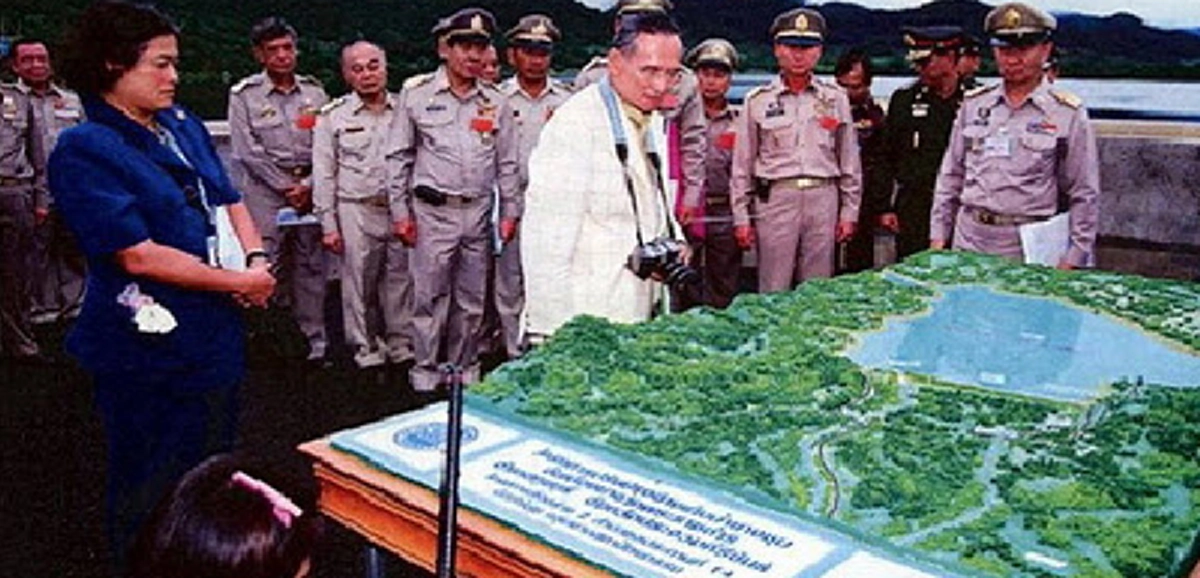 "ด้วยพระบารมีและสายพระเนตรที่ยาวไกลของในหลวง ร.๙ ที่ทรงจัดวางแนวทางป้องกันภัยน้ำท่วมไว้ให้" หาดใหญ่จึงรอดพ้นภัยพิบัติน้ำท่วมภาคใต้ครั้งนี้