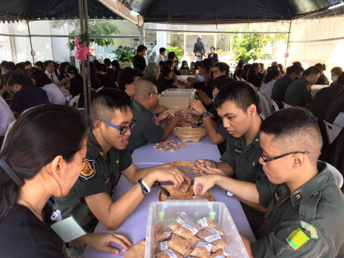 คนไทยน้ำใจล้นหลาม!!! จิตอาสาน้ำใจงาม..ร่วม บรรจุข้าวเปลือก พอเพียง ที่ทำเนียบรัฐบาล พร้อมแจกประชาชนเป็นที่ระลึก (ชมภาพ)