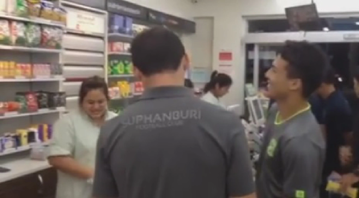โอ๊ยเขิน!!! พนักงาน 7-11 ถึงขั้นมือไม้สั่น เมื่อเจอ สามีแห่งชาติ เห็นแล้วอิจฉาแรง!!! (ชมคลิป)