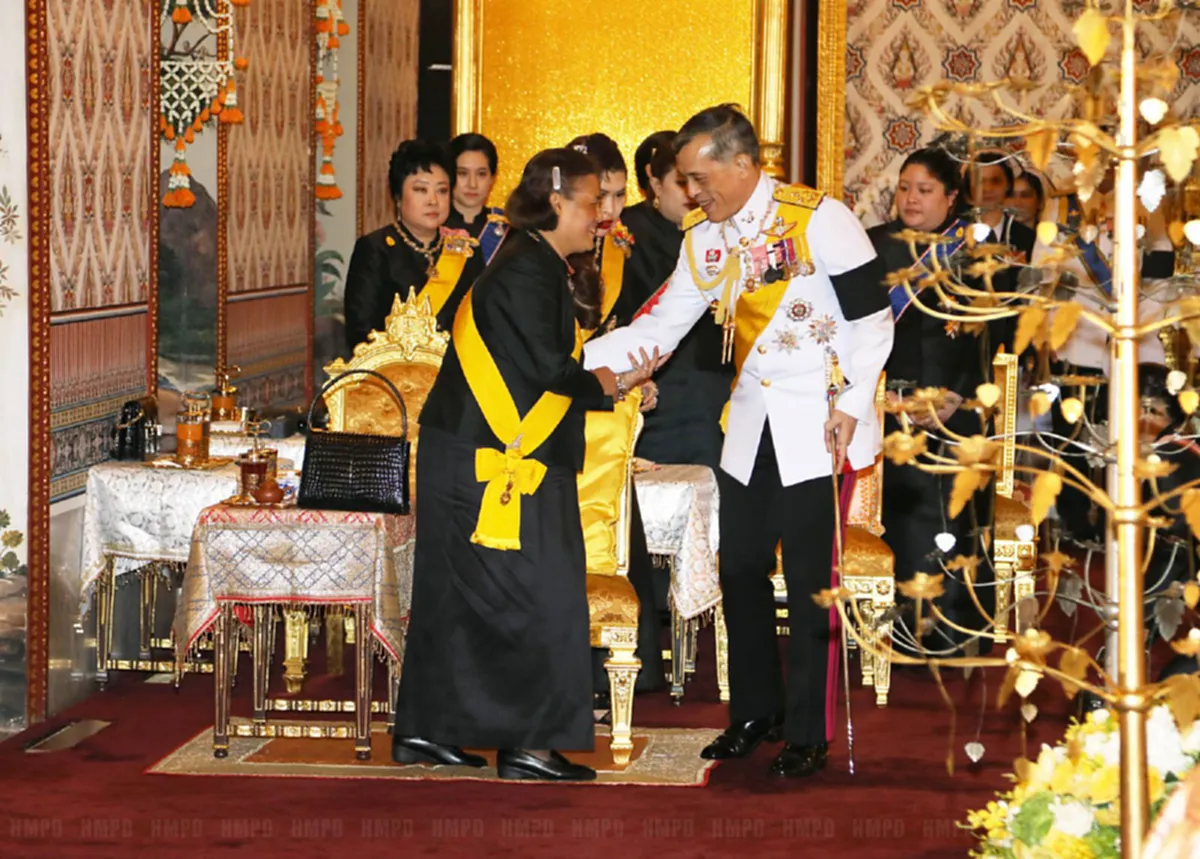 ภาพแห่งความอบอุ่น...สมเด็จพระบรมโอรสาธิราชฯ แย้มพระสรวล ทรงมีพระราชปฏิสันถาร สมเด็จพระเทพรัตนราชสุดาฯ และพระบรมวงศานุวงศ์