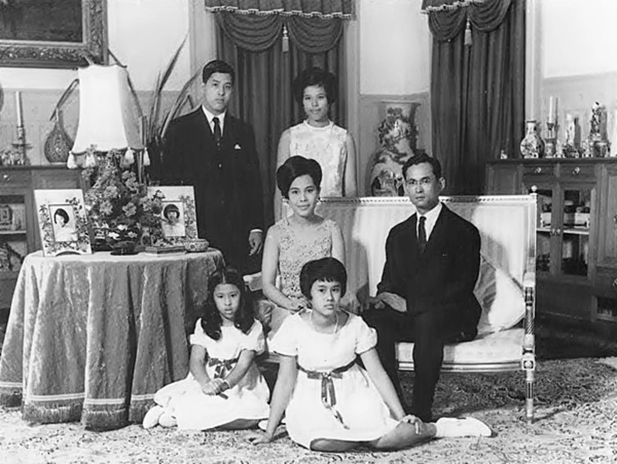 การเป็นเจ้าฟ้านี่ช่างลำบากเหลือเกิน.. สมเด็จพระเจ้าอยู่หัว ร.10 ทรงรำพันอย่างไร้เดียงสา เมื่อครั้งวัยเยาว์  ที่อ่านแล้วต้องยิ้มตาม!! 