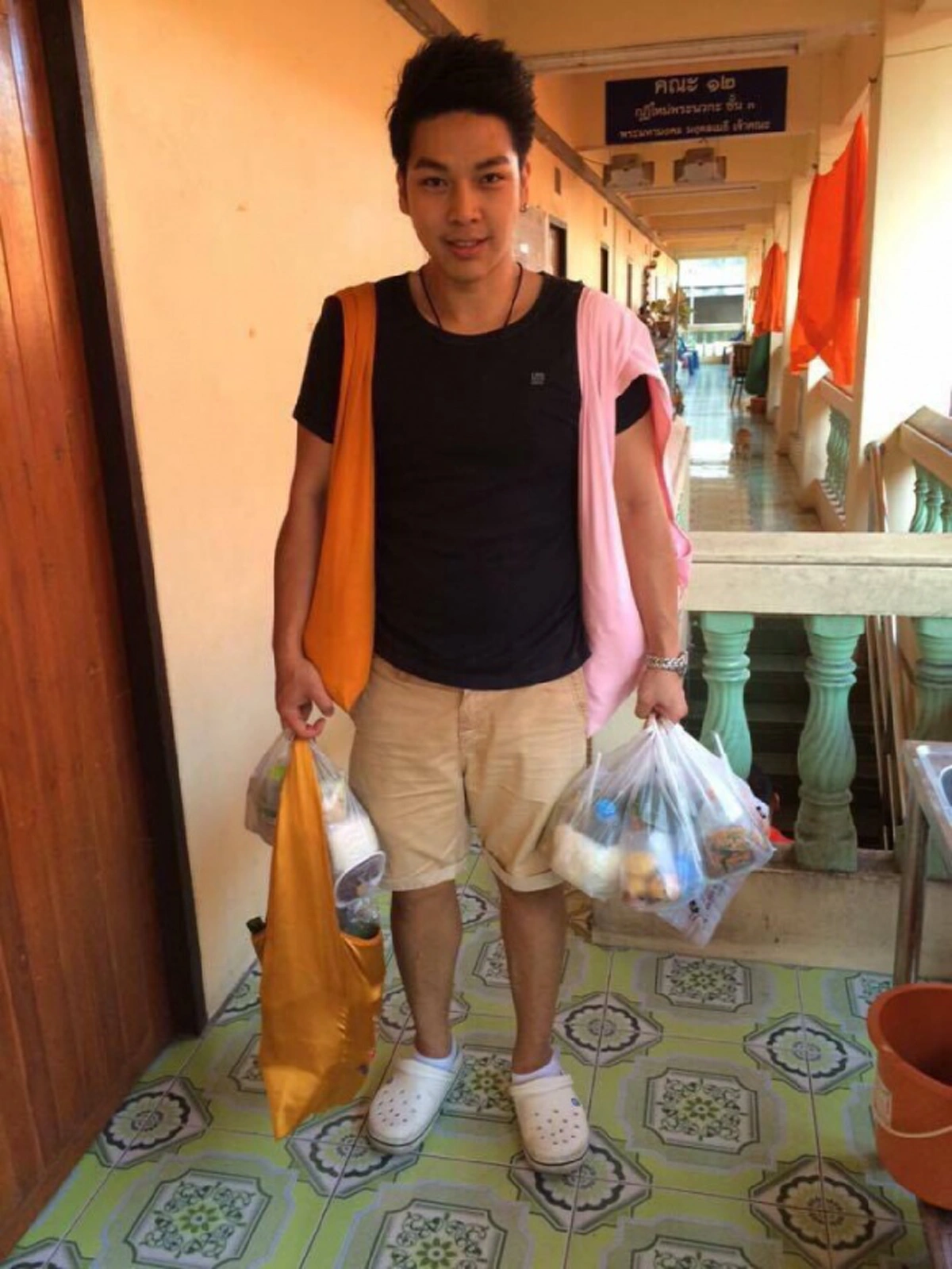 เหลือเชื่อสุดๆ!!! ชีวิต"ดีเจเก่ง เกียร์ R"  ตกอับถึงขั้นเป็นเด็กวัดดูแลศาลาสวดศพ แต่ล่าสุดมีคนเห็นใจยื่นมือช่วยแล้ว!?!