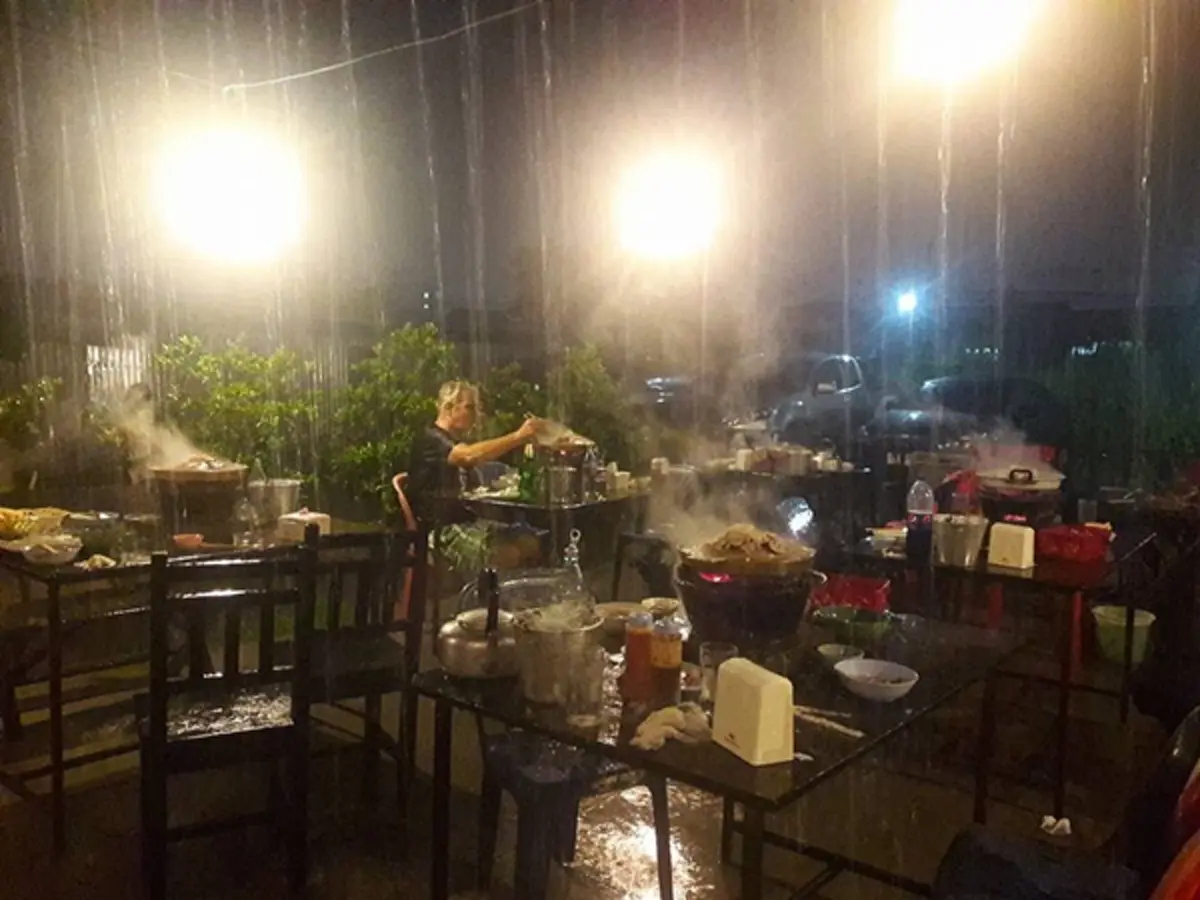 ลุกทำไมเดี๋ยวขาดตอน กางร่มแทนแล้วกัน!!! ฝรั่งนั่งตากฝนกินหมูกระทะกลางสายฝน