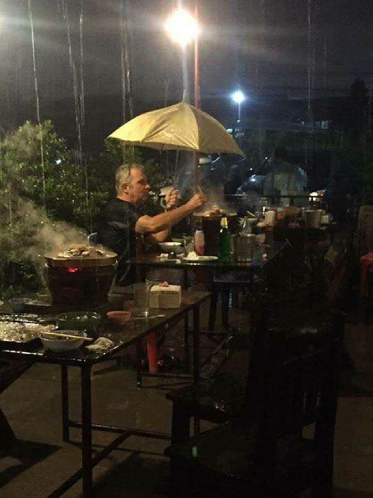 ลุกทำไมเดี๋ยวขาดตอน กางร่มแทนแล้วกัน!!! ฝรั่งนั่งตากฝนกินหมูกระทะกลางสายฝน