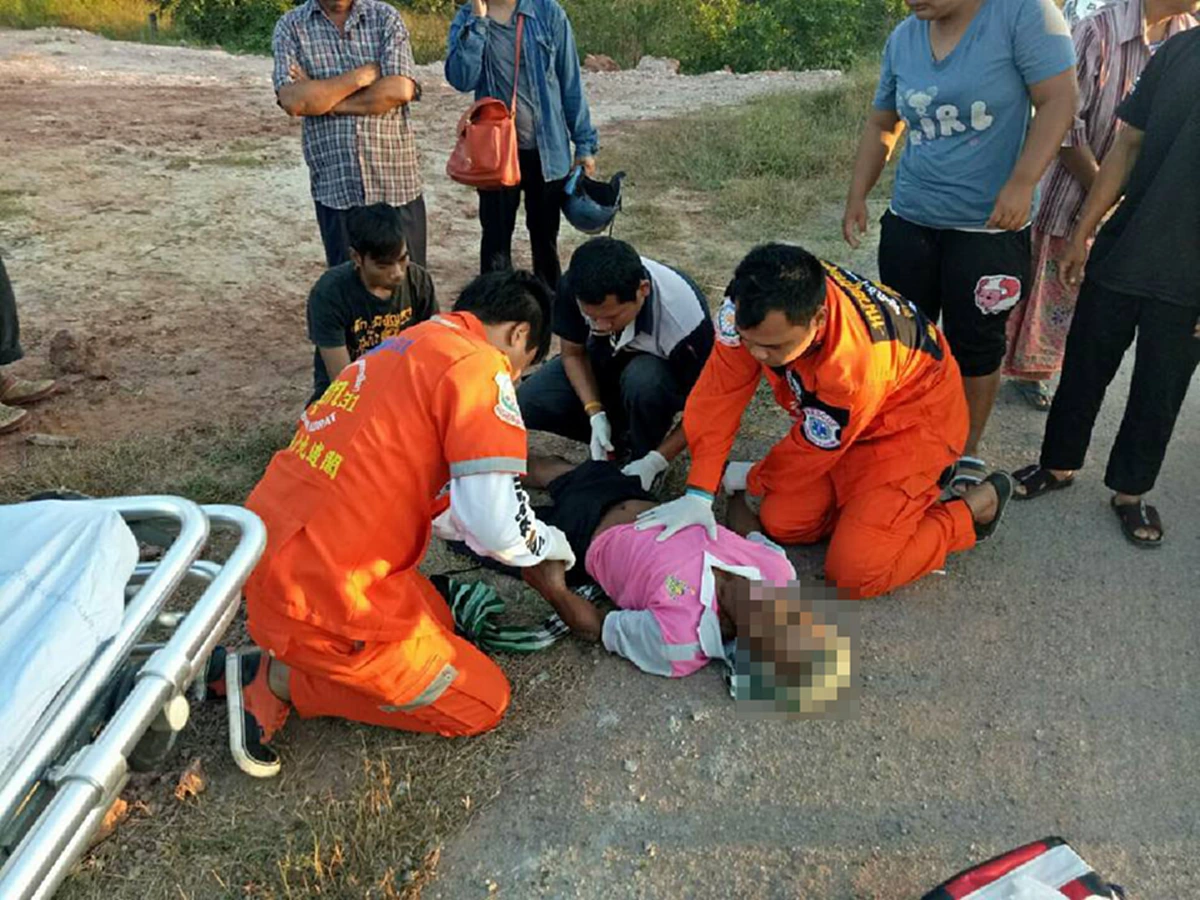 ชื่นชม สุดหัวใจ!! "ตำรวจฮีโร่" ผ่านมาเห็นลุงแก่ๆนอนฟุบริมถนน-ไม่หายใจ เร่งปั๊มหัวใจช่วย จนฟื้นคืนชีพอีกครั้ง!!