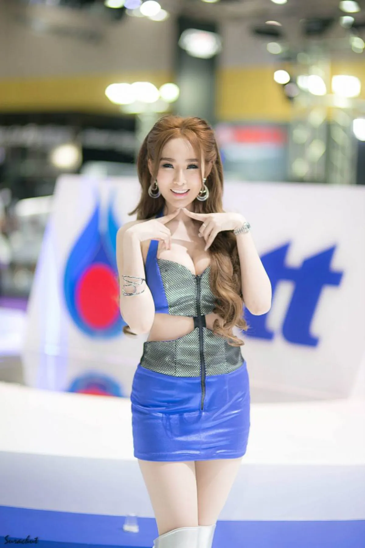 ฟรุ้งฟริ้งมุ้งมิ้ง !! ท่าโพสสไตล์ "พริตตี้" ที่สาวๆทั้งหลายลองได้ทำตามเเล้ว เชื่อเลยว่า "น่ารัก บ้องเเบ๊ว" ขึ้นมาเเบบไม่รู้ตัวเลย