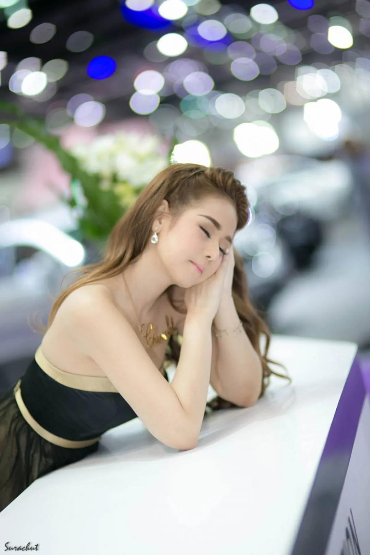 ฟรุ้งฟริ้งมุ้งมิ้ง !! ท่าโพสสไตล์ "พริตตี้" ที่สาวๆทั้งหลายลองได้ทำตามเเล้ว เชื่อเลยว่า "น่ารัก บ้องเเบ๊ว" ขึ้นมาเเบบไม่รู้ตัวเลย
