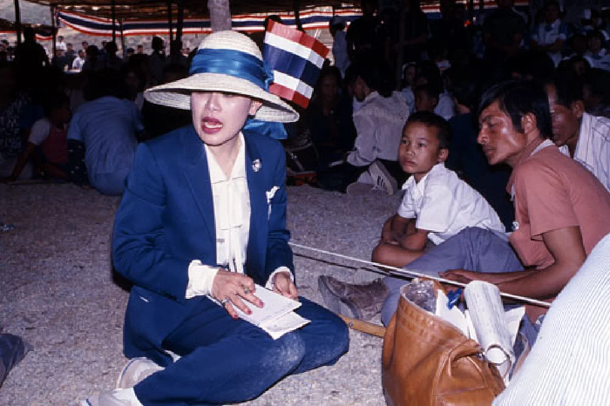เป็นคู่บารมีโดยแท้! พระราชินีก็โปรดทรงงานกับพื้นเหมือนในหลวง และการทรงงานอีกหลายประการที่ทรงมีในหลวงเป็นต้นแบบ (พร้อมภาพหายาก)  