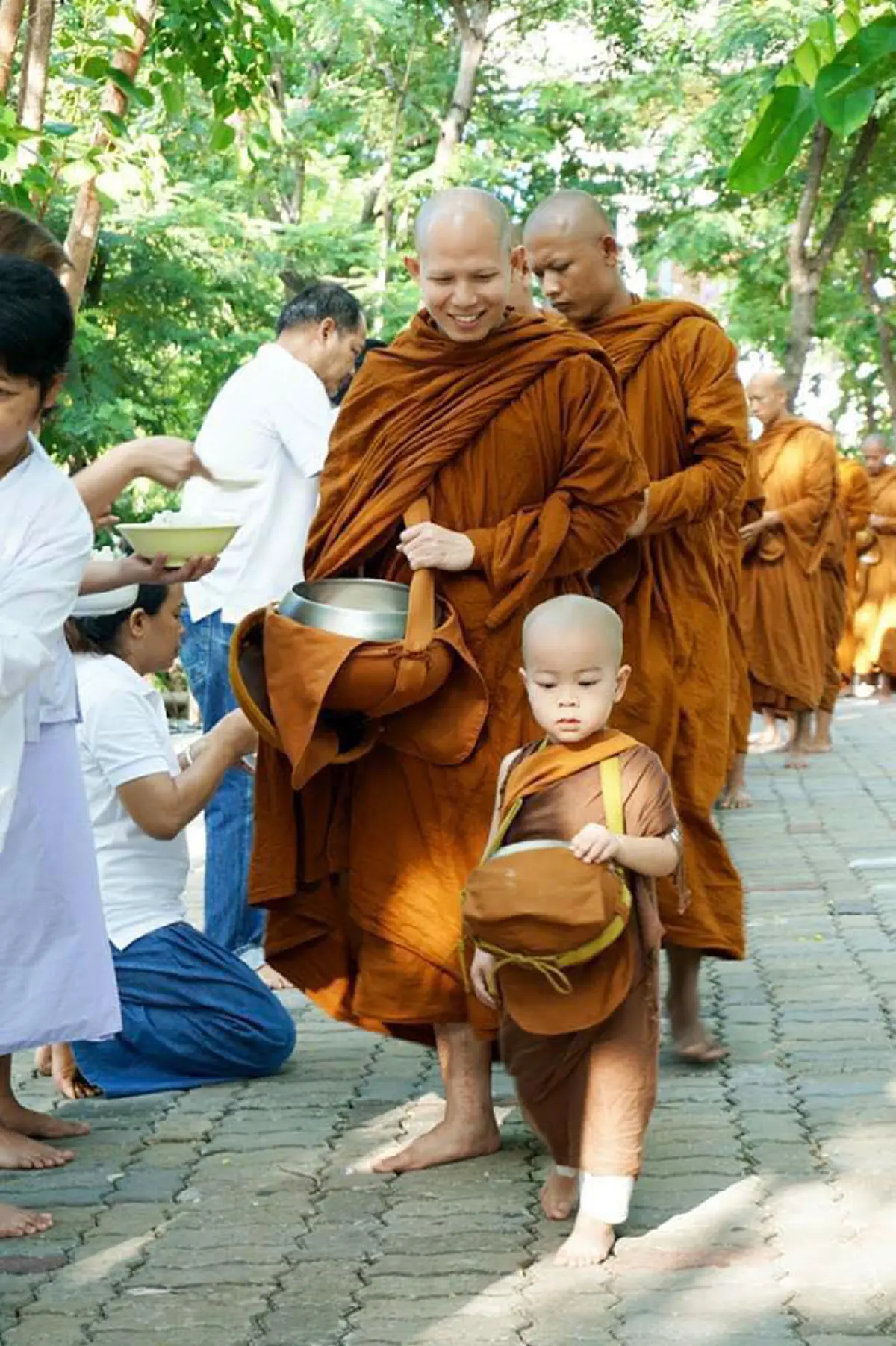 ยิ่งน่ารักเมื่อธรรมะช่วยขัดเกลา! จำได้ไหม อิคคิวเมืองไทย น้องกร เด็กวัดป่ามณีกาญจน์ กับกิจวัตรประจำวันน่ารักๆ