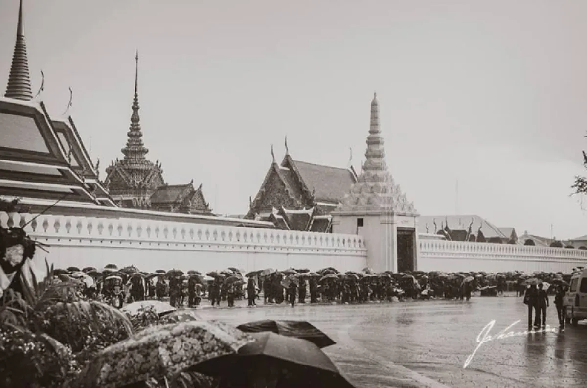 ประวัติศาสตร์โลกจารึก!!!  ช่างภาพ "จักร์กวินทร์ ภู่สวาสดิ์"  ถ่ายทอดความรู้สึกทวยราษฎร์ร่วมใจ 22 ต.ค. 2559 ถวายอาลัย "องค์พ่อหลวงแผ่นดินไทย"