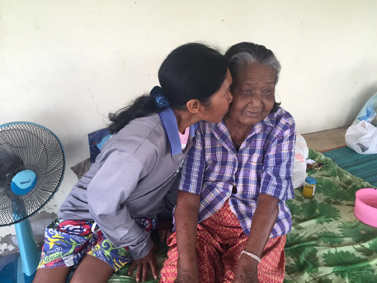 สุดสงสารตาอัมพาต ยายป่วยสารพัดโรคหนำซ้ำดวงตาริบหรี่ อยู่บ้านด้วยกันแต่เหมือนห่างไกลเหลือเกิน เวทนาหนักเมื่อรู้พฤติกรรมลูก(คลิป)