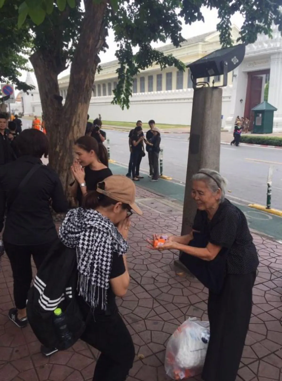 จำได้มั๊ย "คุณยาย" น้ำใจงามยืนแจกยาหม่องคนร่วมอาลัย "พ่อหลวง" ล่าสุดรู้ถึงสภาพชีวิตอยากเจอตัวยกมือไหว้เพราะยายใส่เหล็กดามขาแต่ใจสุดๆ..