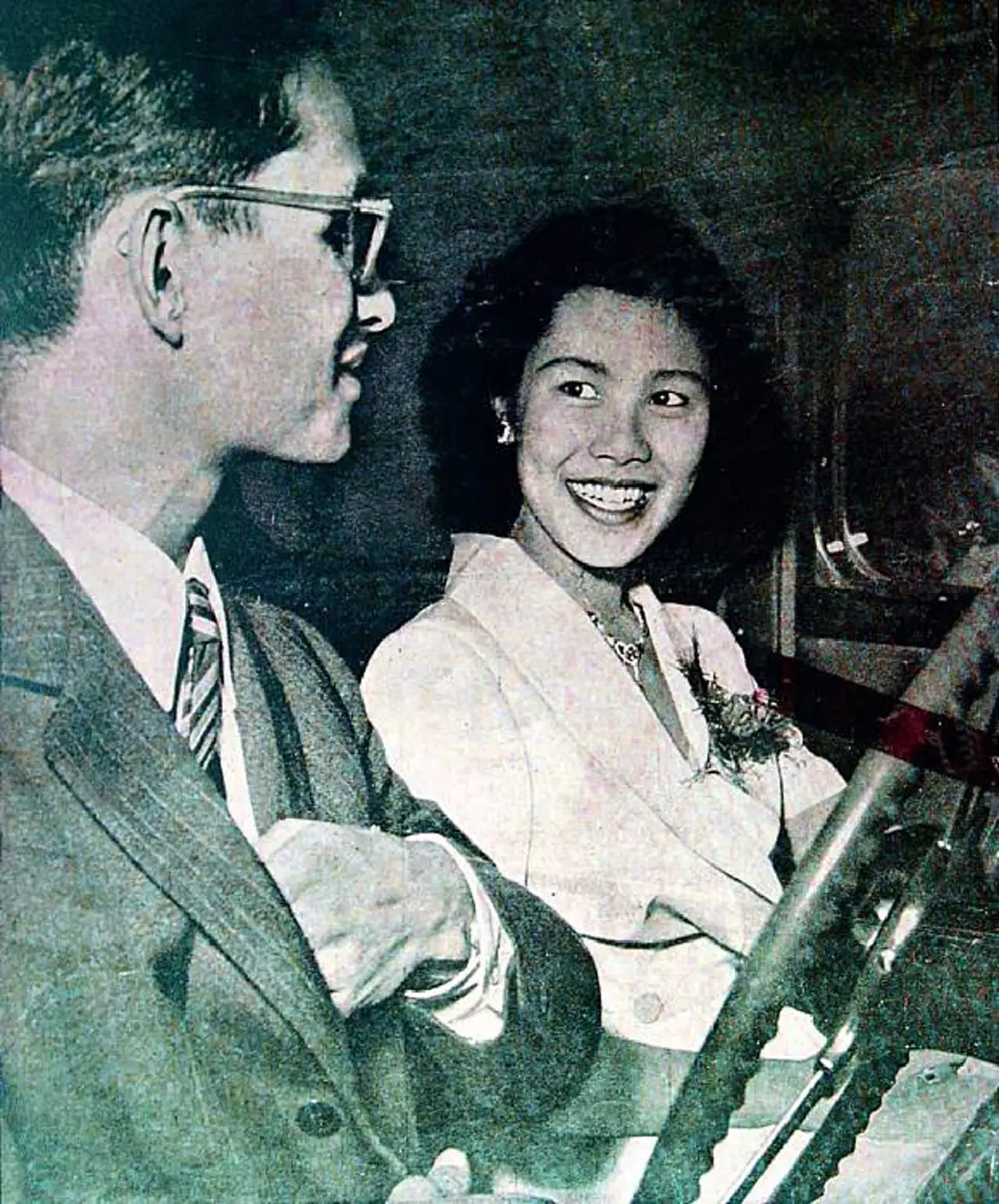 2 พระองค์ ทรงเป็นแบบอย่างการเริ่มต้นสร้างครอบครัว แม้งาน ราชาภิเษกสมรสพระราชพิธีที่เรียบง่ายแทบจะเรียกได้ว่า สิ้นเปลืองน้อยที่สุดในโลก