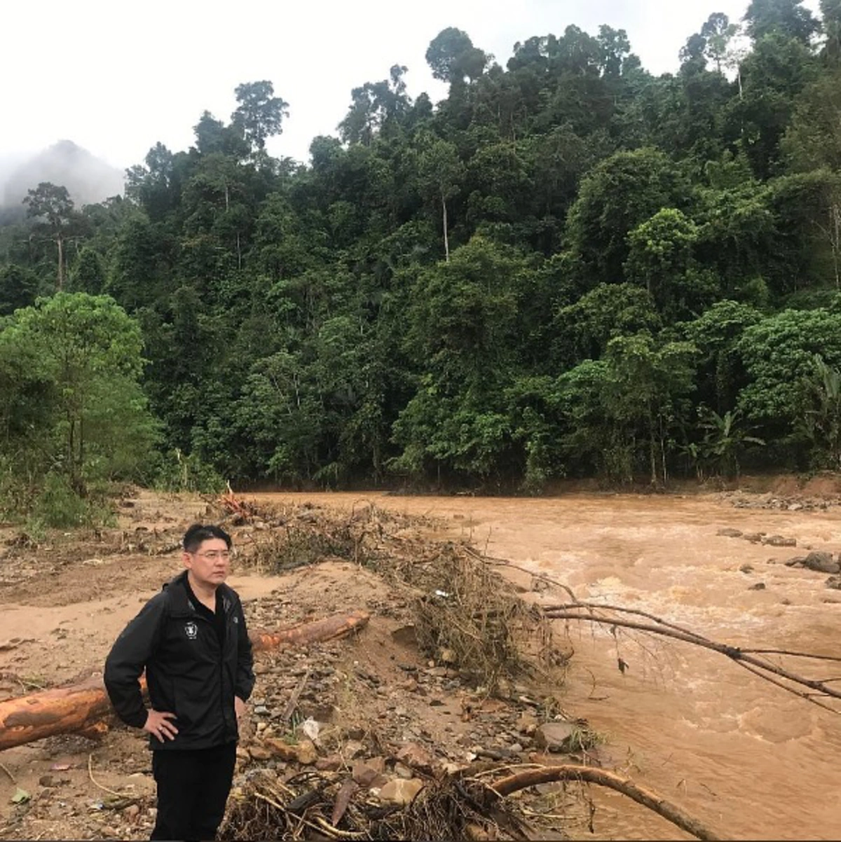 ตื่นจากหลุม!!!"สรยุทธ"โผล่ Live สดเฟซบุ๊ก สั่นสะเทือนวงการทีวี ทำไปก็ไม่มีคนดู (รายละเอียด)