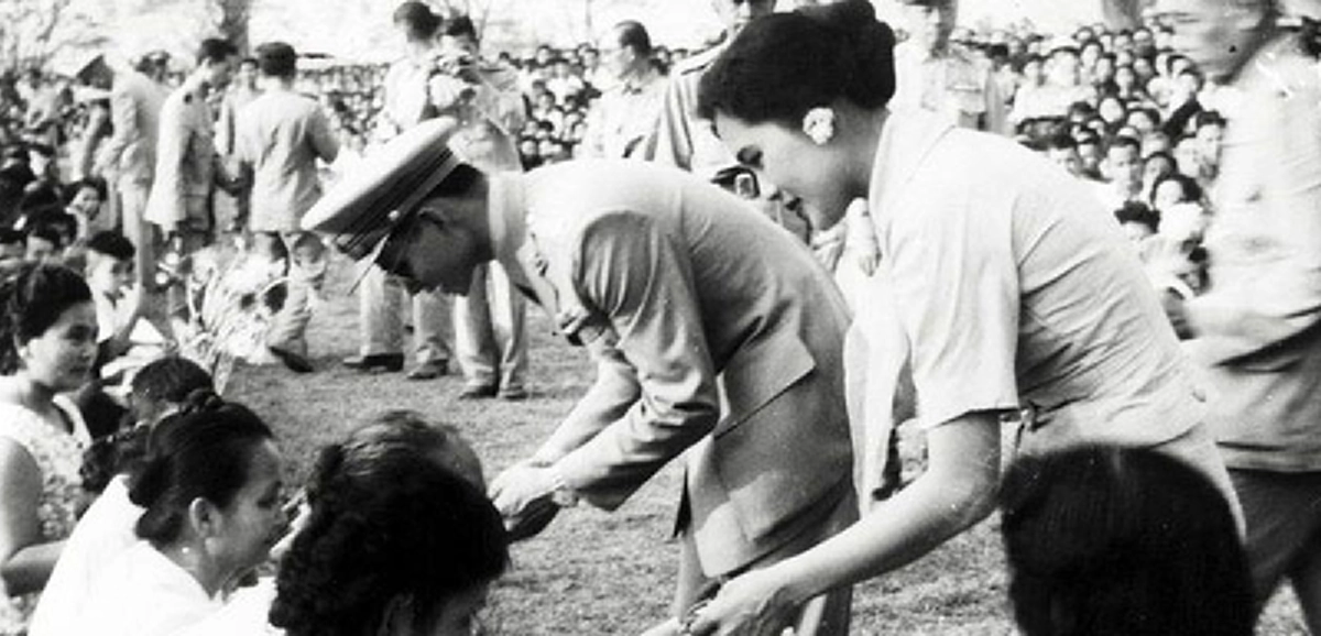 "ซุ้มนี้ขอให้ในหลวงท่านผ่านก่อน" หนึ่งพระราชอารมณ์ขันของพระเจ้าอยู่หัว รัชกาลที่๙ กับพสกนิกรที่หัวหิน